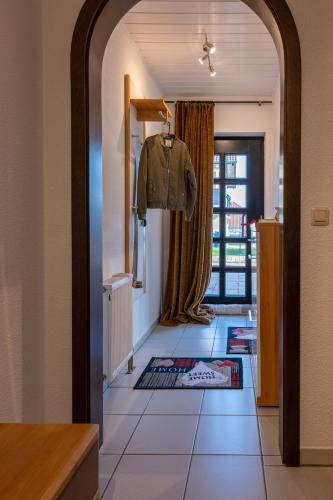 a hallway with an archway leading into a room at Juttis Bude in Löhnberg