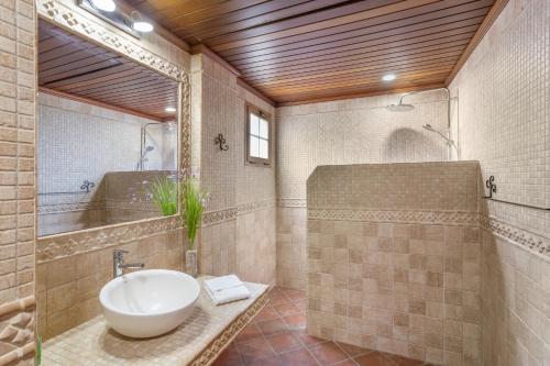 a bathroom with a sink and a mirror at Casa Yaraina in Firgas
