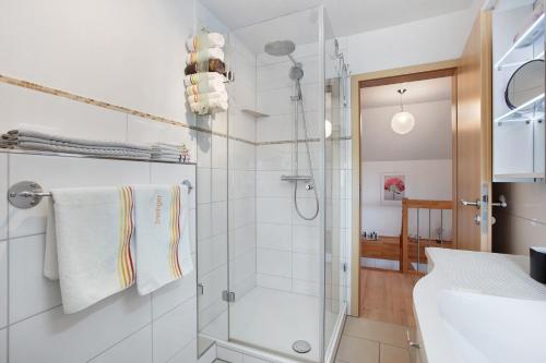 a bathroom with a shower and a sink at Ferienwohnung am Blumengässle in Müllheim
