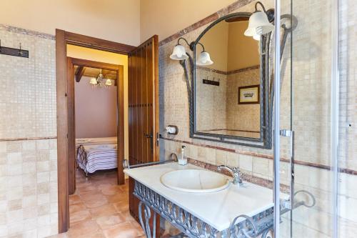 a bathroom with a sink and a mirror at La Acacia in Martos