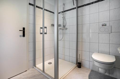 a bathroom with a shower and a toilet at Wohnung Obergeschoss in Funfseen
