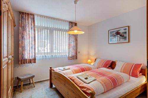 a bedroom with a bed and a window at Ferienwohnung Matt in Todtmoos