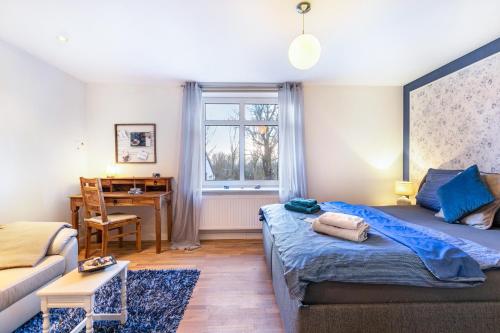 a bedroom with a bed and a desk in it at Haevn Erholung,Wattenmeer &Wäldchen in Reußenköge
