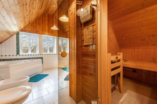 a bathroom with a toilet and a sink and a tub at Landhaus im Garten in Hude