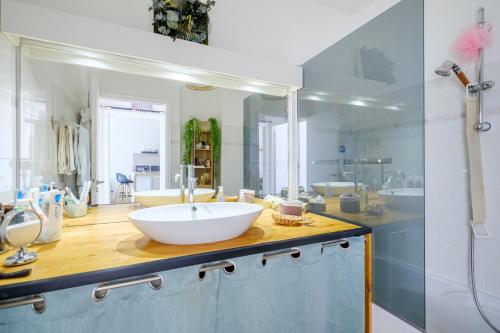 a bathroom with a large white bowl sink on a counter at Appartement Vaugrenier Presidences in Villeneuve-Loubet