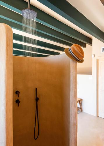 a shower in a room with a ceiling at Binimadi in Binisafua