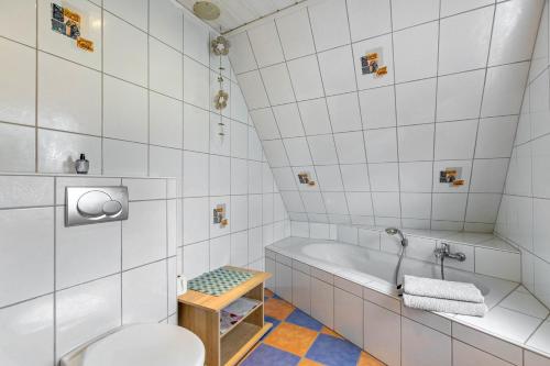 a white bathroom with a tub and a toilet at Ferienwohnung Weise in Schafstedt