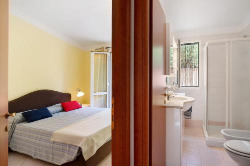 a bedroom with a bed and a bathroom with a toilet at Villa Pairola - in San Bartolomeo al Mare