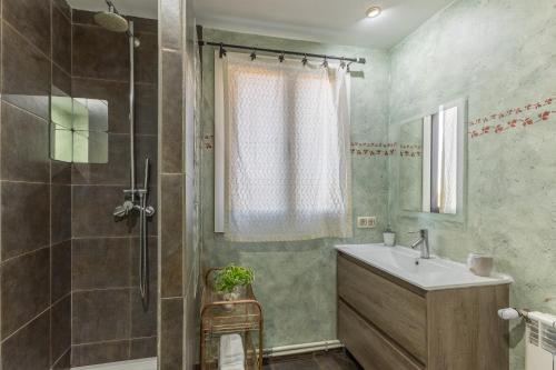 a bathroom with a sink and a shower at El Arrebol Rural in El Espinar