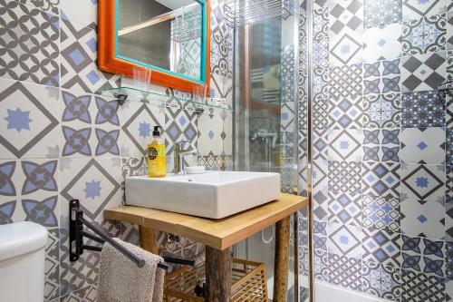 a bathroom with a sink and a shower at Estúdio Azul in Moledo