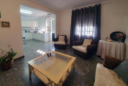 a living room with a coffee table and a kitchen at Casa do Sossego in Safara