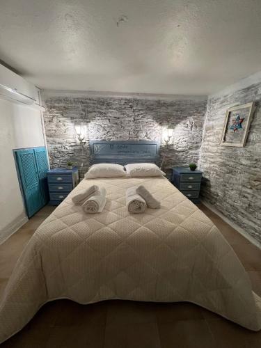 a bedroom with a large bed with towels on it at Casa Do Mestre Lau in Terena