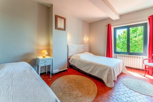 Gîte Coté Mûrier tesisinde bir odada yatak veya yataklar