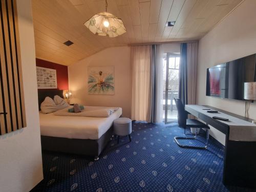a hotel room with a bed and a desk at Simply Rooms in Velden am Wörthersee