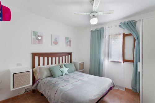 a bedroom with a bed and a ceiling fan at Villa Alejo in Valsequillo
