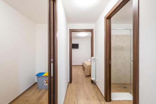 a hallway with a mirror in a room at La Tavernetta di Elisa in Calimera