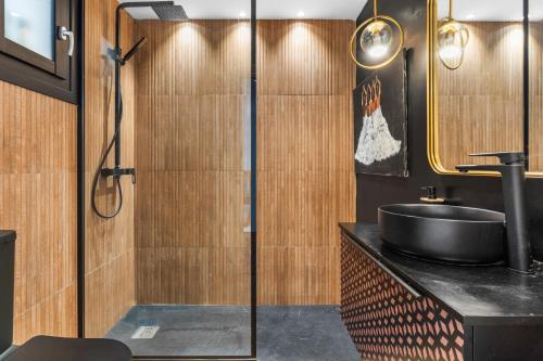 a bathroom with a sink and a shower at Dúplex Paradise above the sea in Benalmádena