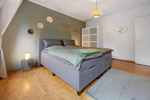 a bedroom with a bed in a room at Ferienwohnung Berti in Heeßen
