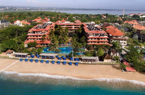 una vista aerea di un resort sulla spiaggia di Hotel Nikko Bali Benoa Beach a Nusa Dua