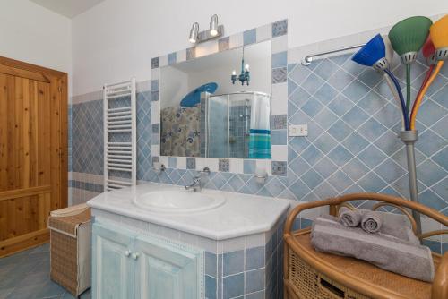 a bathroom with a sink and a mirror at Casa Mabelle in Palau