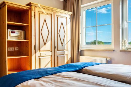a bedroom with a bed and a window at Seeblicksuiten - Suite Seelixir in Enderndorf
