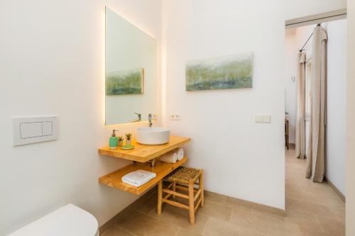 a bathroom with a sink and a mirror at Es Pinaró Sansó in Artá