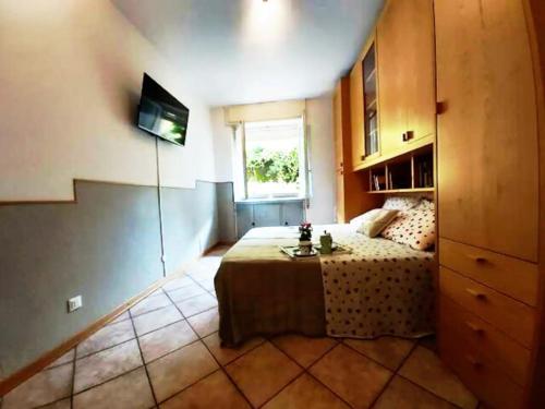 a small bedroom with a bed and a window at Casa Lù in Abbadia Lariana