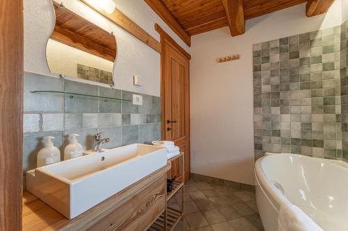 a bathroom with a tub and a sink at Civico 9 in Marmora