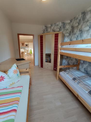 a room with two bunk beds and a kitchen at Ferienbauernhof - Ferienwohnung 6 in Grünow