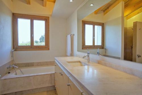 a bathroom with a sink and a bath tub at Son Puca 1 in Búger
