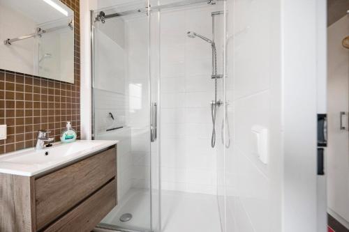 a bathroom with a shower and a sink at Haus Ferdi in Koblenz