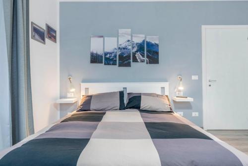 a bedroom with a large bed with two lamps at Appartamento Le Quattro Stagioni in Levico Terme