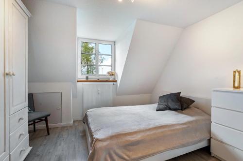 a bedroom with a bed and a window at Fehrsland 2 in Dollerup