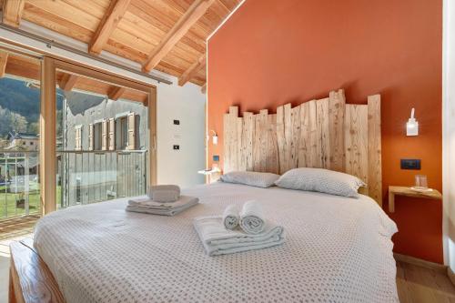 a bedroom with a bed with towels and a laptop on it at Appartamento Lesivèra in Saone