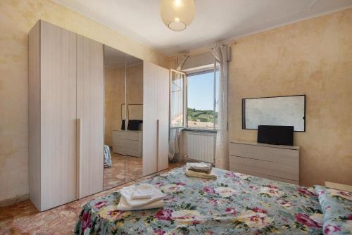 a bedroom with a bed and a large window at Comfort a 5 Minuti Dal Mare in Camogli