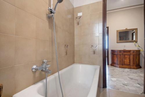 a bathroom with a shower and a bath tub at Comfort a 5 Minuti Dal Mare in Camogli