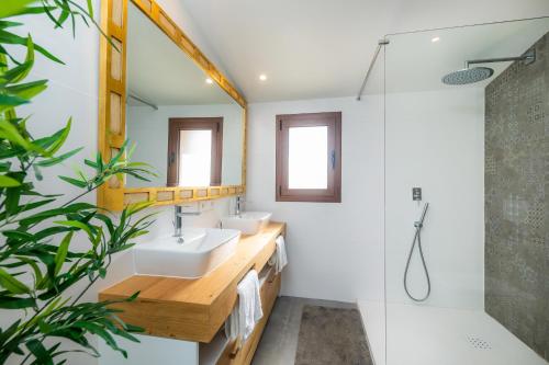 a bathroom with two sinks and a shower at Can Jaume in Manacor