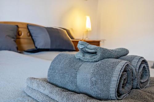 a bed with a towel on top of it at Haus am Vogelsang in Hannoversch Münden