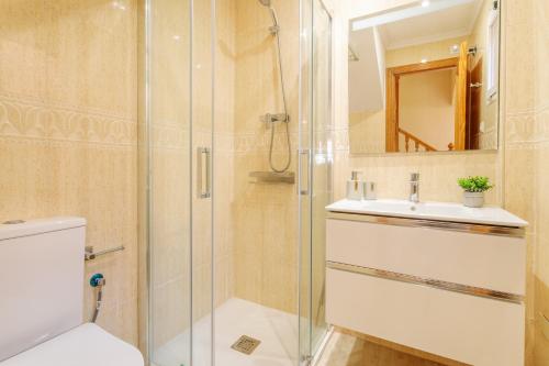 a bathroom with a shower and a toilet and a sink at Casa Limón in Puerto Marino