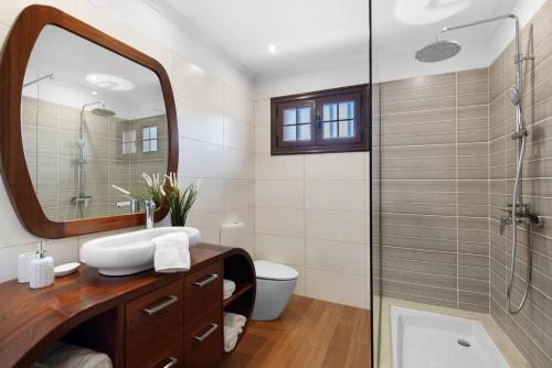 a bathroom with a sink and a shower at Villa Tahoyo in Máguez