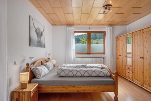 a bedroom with a bed and a window at Ferienwohnung Landliebe in Biederbach Baden-Württemberg
