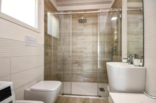a bathroom with a shower and a toilet and a sink at Appartamento Luxury 2 in Pulciano