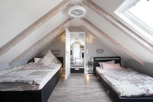 two beds in a room with a attic at Uhses Ferienwohnung in Heide