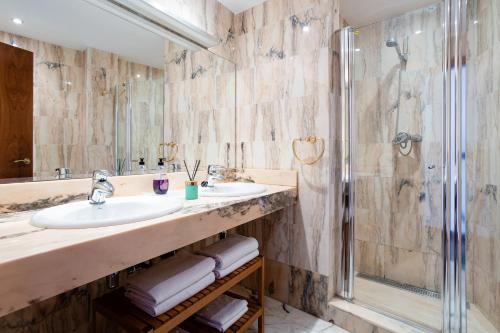 a bathroom with a sink and a shower at Villa con Infinity pool in Lloret de Mar
