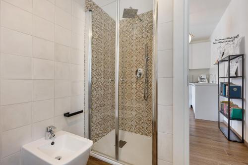 a bathroom with a shower and a sink at di Pastei 13 in Ledro