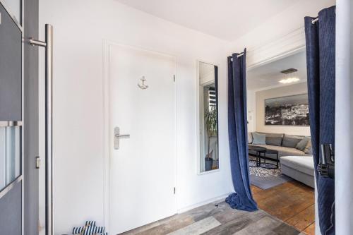 a hallway with blue curtains and a living room at Ferienwohnung Gartencity in Geesthacht