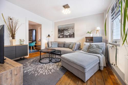 a living room with a couch and a table at Ferienwohnung Gartencity in Geesthacht