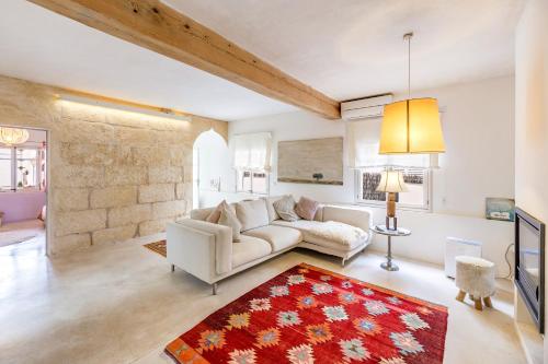 a living room with a white couch and a red rug at Casa De La Mar 19 in Colonia de Sant Pere