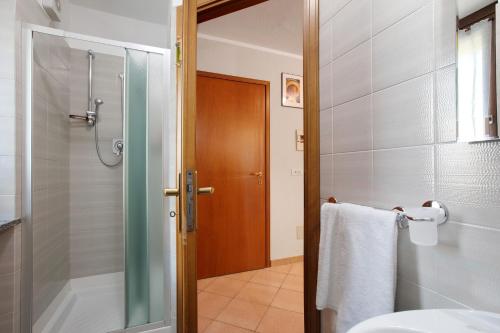a bathroom with a shower and a sink at Verger Plein Soleil di Piero in Saint-Pierre