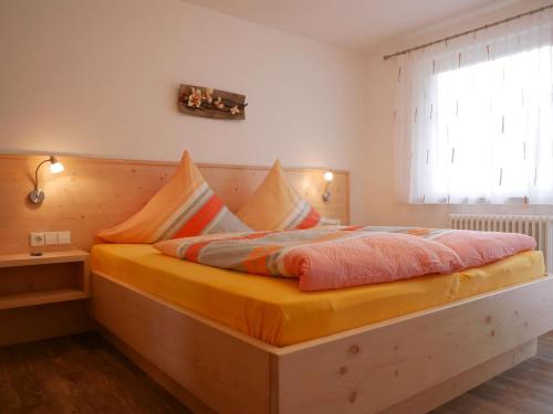 ein Schlafzimmer mit einem großen Bett mit Kissen darauf in der Unterkunft Ferienwohnung Eulennest in Wolfach